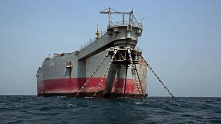 Blick auf den angeschlagenen Öltanker „FSO Safer“ im Roten Meer vor der Küste des von Rebellen gehaltenen Hafens Rass Issa in der westlichen Provinz Hodeidah.