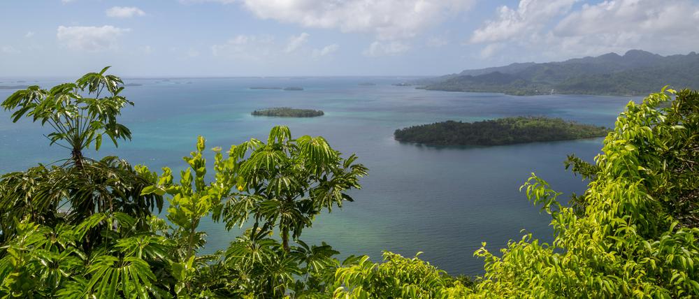 Blick über kleinere Inseln der Salomonen.