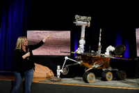 Jennifer Trosper, Nasa-Projektingenieurin der Mars 2020 Rover Mission, mit einer Nachbildung von „Opportunity“. Foto: Marcio Jose Sanchez/AP/dpa