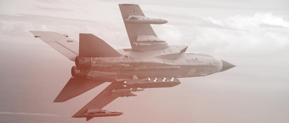 Der Übungsflug eines Kampfjets vom Typ Tornado, das hier bestückt ist mit dem Lenkflugkörper Taurus.
