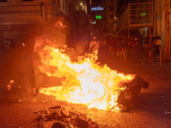 Brennende Barrikaden aus Mülltonnen in Marseille