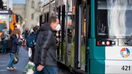 Ein Fahrgast steigt mit einer FFP2-Maske in eine Straßenbahn in Potsdam ein.