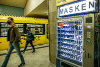 Die Pandemie wird zum Alltag. Ein Maskenautomat am U-Bahnhof Turmstraße. Foto: Carsten Koall/dpa