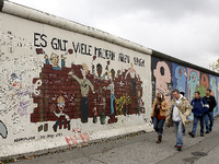 Stunde des Jubels. Feiernde Menschen auf der Berliner Mauer am 11. 11. 1989. Foto: dpa