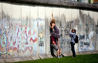 Unüberwindbar scheint die Berliner Mauer an der Gedenkstädte an der Bernauer Straße. Trotzdem gab es Mutige, die unter Lebensgefahr über die Mauer kletterten. Foto: Kay Nietfeld dpa/lbn