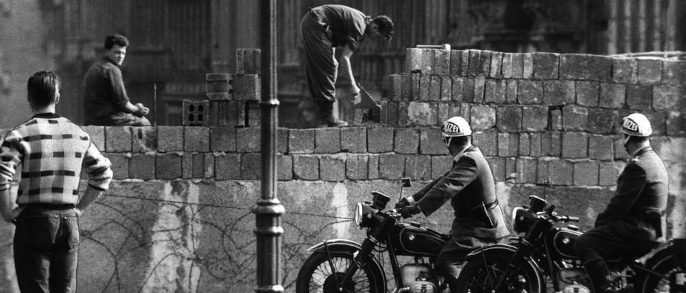 Arbeiter erhöhen 1961 die Sektorensperre an der Bernauer Straße in Berlin. 