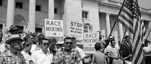 In Little Rock wird 1959 gegen die Aufhebung der Schulsegregation demonstriert.