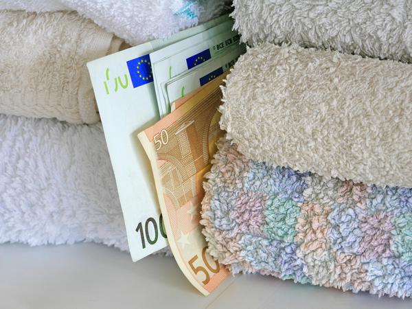 Geldversteck zwischen der Wäsche - in Krisenzeiten neigen Verbraucher zum Horten von Bargeld.