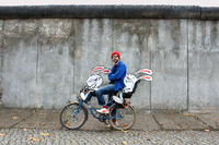 Mawil ist ein passionierter Radfahrer - hier mit zwei Exemplaren der Figur Supa-Hasi, die in seinen Comics immer wieder auftaucht. Foto: Karoline Bofinger / Promo