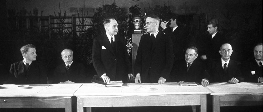 1948 geht die Max-Planck-Gesellschaft mit Otto Hahn (Mitte, links) als Präsident aus der Kaiser-Wilhelm-Gesellschaft hervor.