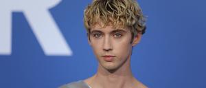 May 25, 2023, Antibes, Cote d Azur, France: TROYE SIVAN attends the amfAR Gala during the 76th Annual Cannes Film Festival at Palais des Festivals on May 25, 2023 in Cannes, France Antibes France - ZUMAc179 20230525_zep_c179_152 Copyright: xMickaelxChavetx