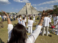 Ein Foto, das genau heute vor einem Jahr entstand: Nachfahren der Maya zelebrieren am 21. Dezember 2011 an der Pyramide in Chichén Itzá das neue Jahr nach dem Mayakalender. Das Jahr 2012 hat weltweit Aufsehen erregt, weil die Mayas vor Tausenden von Jahren angeblich den Weltuntergang prophezeit haben. Tatsächlich endet laut dem Maya-Kalender eine Ära und es beginnt eine neue. Foto: dpa