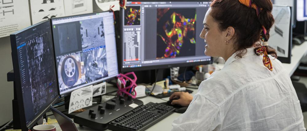 Die Ingenieurin Metaxia Stavroulaki bereitet die Zellproben für das Elektronenmikroskop vor.
