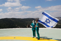 Medizinisches Personal mit einer israelischen Flagge am Unabhängigkeitstag. Foto: REUTERS/Ronen Zvulun
