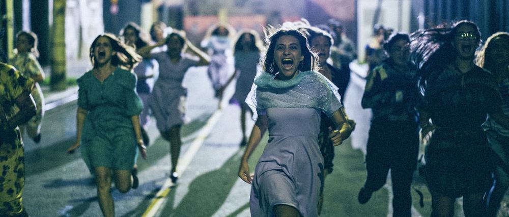Land im Ausnahmezustand: Junge Brasilianerinnen gehen auf die Straße.