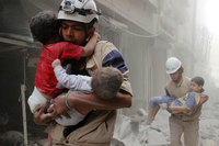 Nach einem Luftangriff: Syrische Weißhelme bergen im Jahr 2014 Kinder aus den Trümmern. Foto: Sultan Kitaz/Reuters