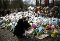 Londoner legen Blumen an dem Ort nieder, an dem die junge Frau gefunden wurde. Foto: Henry Nicholls/Reuters