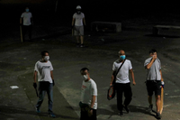 Einige der Schläger in weißen T-Shirts waren mit Stöcken bewaffnet. Foto: REUTERS