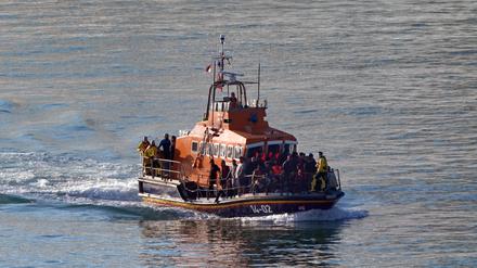 Eine Gruppe von Menschen wird nach einem Zwischenfall mit einem kleinen Boot im Ärmelkanal an Bord eines Rettungsbootes nach Dover in Kent gebracht.