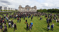 Dann kamen die Massen. Der Großteil der 5.000 Demonstranten gelang schließlich auf die Wiese vor dem Reichstag.