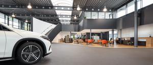 20 Millionen Euro hat Mercedes in den Neubau an der Daimlerstraße investiert. In der Werkstatt befinden sich 28 Hebebühnen. 