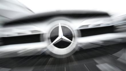 PRODUKTION - 19.02.2024, Baden-Württemberg, Stuttgart: Das Logo der Automarke Mercedes-Benz ist an der Front eines Mercedes-Benz Fahrzeugs angebracht (Wischeffekt durch Langzeitbelichtung und Zoomen). (zu dpa: «Mercedes-Benz ruft weltweit rund 250 000 Autos zurück») Foto: Bernd Weißbrod/dpa +++ dpa-Bildfunk +++