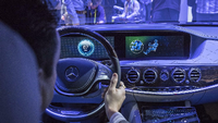 Mercedes' neue S-Klasse könnte künftig mit Sensoren im Lenkrad etwa die Pulsfrequenz des Fahrers erfassen. Wird Stress festgestellt, versuchen die Komfortsysteme des Autos, für Entspannung zu sorgen. Foto: dpa/ Daimler AG