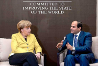 Angela Merkel und Abdel Fattah al Sisi, "committed to improving the state of the world" (engl.: "voll und ganz der Verbesserung des Zustands der Welt verpflichtet") im Januar 2015 in Davos. Al Sisis Engagement im eigenen Land ist hierzulande höchst umstritten. Foto: dpa