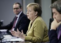 Michael Müller, Angela Merkel und Markus Söder bei der Pressekonferenz am Abend (von links). Foto: Michel Kappeler/Pool via REUTERS