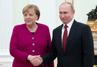 Bundeskanzlerin Angela Merkel und Präsident Wladimir Putin bei einem Treffen in Moskau vor einem Jahr. Foto: Pavel Golovkin/AP/dpa