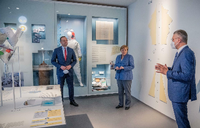 Bundeskanzlerin Angela Merkel und Gesundheitsminister Jens Spahn zu Besuch bei RKI-Präsident Lothar Wieler, Präsident des Robert Koch-Instituts. Foto: Michael Kappeler/dpa