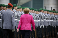 Kanzlerin Angela Merkel (CDU) schreitet 2018 eine Formation ab. Foto: Janine Schmitz/Photothek/dpa