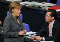 Bundeskanzlerin Angela Merkel (CDU) und Verteidigungsminister Karl-Theodor zu Guttenberg (CSU). Foto: dpa