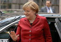 Stößchen: Angela Merkel vergnügt sich 2012 auf der Stallwächter-Party. Foto: dpa