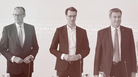 Friedrich Merz (l) CDU-Parteivorsitzender steht mit Hendrik Wüst (M, CDU), Ministerpräsident von Nordrhein-Westfalen, und Markus Söder, CSU-Parteivorsitzender, vor der gemeinsamen Präsidiumssitzung von CDU und CSU im Mai 2022 in Köln. 