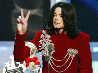 Michael Jackson, US-amerikanischer Popstar im Jahr 1995 in der Fernsehshow "Wetten, dass ..?". Foto: Achim Scheidemann/dpa
