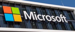 Das Microsoft Logo hängt an der Fassade eines Bürogebäudes in der Parkstadt Schwabing im Norden der bayerische Landeshauptstadt. 