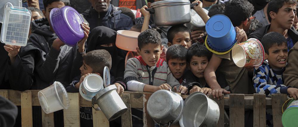 Bewohner des Gazastreifens warten auf Lebensmittel, aufgenommen am 19. November in Rafah.