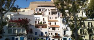 ARCHIV - 26.05.2019, Spanien, Ibiza: Wohnungen in der Altstadt von Ibiza. Auf Ibiza und Mallorca herrscht seit Jahren ein Mangel an bezahlbarem Wohnraum. Grund dafür ist neben den prekären Arbeitsbedingungen Experten zufolge auch die hohe Zuzugsrate auf den Inseln. (zu dpa-Korr «Mietwucher auf den Balearen - 500 Euro für ein Bett auf Ibiza») Foto: Patrick Schirmer Sastre/dpa +++ dpa-Bildfunk +++