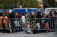 Migranten warten an einer Absperrung auf die Versorgung durch die griechischen Behörden mit Lebensmitteln. Auf Lesbos leben derzeit nach Angaben des griechischen Staates fast 20000 Flüchtlinge und Migranten. Das Flüchtlingslager Moria, ein ehemaliges Gefängnis, hat nur eine Kapazität von 2800 Plätzen. Die übrigen Menschen campen um das Lager herum, in Unterkünften von Hilfsorganisationen - und nun auch am Hafen. Foto: Panagiotis Balaskas/AP/dpa