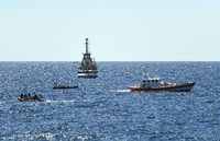Mitarbeiter der deutschen Hilfsorganisation Sea-Watch retten Flüchtlinge von einem Gummiboot in internationalen Gewässern. Etwa 60 Menschen sind nördlich der libyschen Gewässer an Bord genommen worden, teilte die Organisation auf Twitter mit. Foto: Boris Niehaus/Sea Watch/dpa