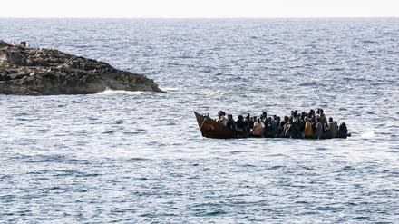 Migranten kommen am Hafen der Insel Lampedusa an. Nach der Ankunft Tausender Bootsmigranten seit Wochenbeginn hat sich am Freitag die Situation auf der italienischen Mittelmeerinsel Lampedusa laut Rotem Kreuz etwas entspannt. Nach der Ankunft Tausender Migranten auf der Mittelmeerinsel Lampedusa will EU-Kommissionspräsidentin Ursula von der Leyen Lampedusa besuchen.