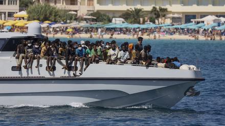 Aus dem Meer gerettet. Ein Schiff der italienischen Küstenwache bringt Migranten auf die Insel Lampedusa. 
