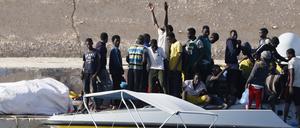Migranten kommen in Italkien am Hafen der Insel Lampedusa an.