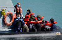 Eine Gruppe von Flüchtlingen wird nach einem Zwischenfall mit einem kleinen Boot im Ärmelkanal nach Dover gebracht. Foto: dpa