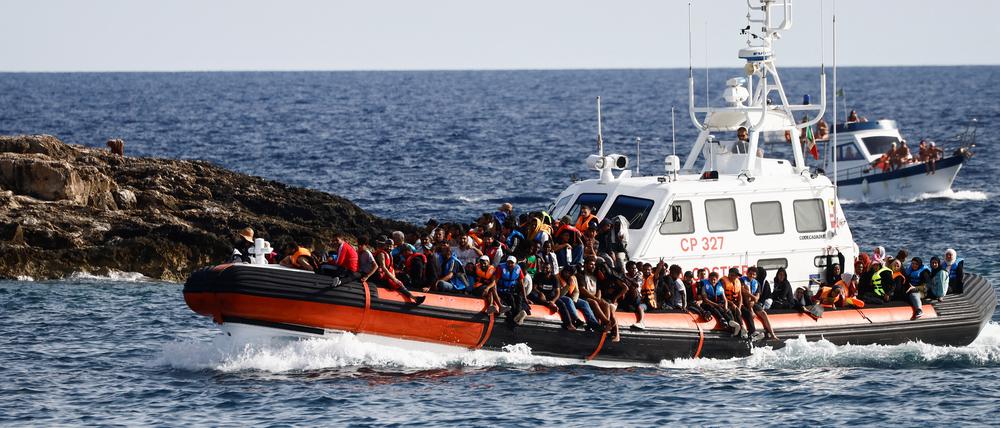 Migranten werden auf einem Boot der italienischen Küstenwache vor Lampedusa in Sicherheit gebracht. 