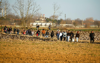 Migranten laufen Richtung Pazarkule zum Grenzübergang nach Griechenland. Foto: Huseyin Aldemir/REUTERS