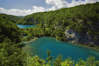 Bedrohte Bilderbuchlandschaft. Der Nationalpark Plitvicer Seen wird auch durch übermäßigen Tourismus immer mehr verschmutzt. Foto: Imago/Danita Delimont