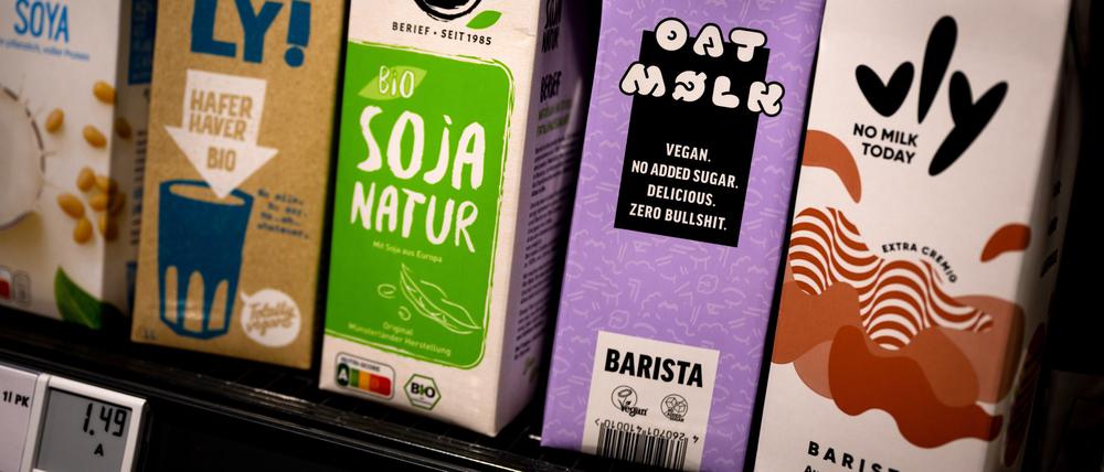 Verschiedene pflanzliche Milchalternativen stehen in einem Regal eines Supermarktes. (Symbolbild)