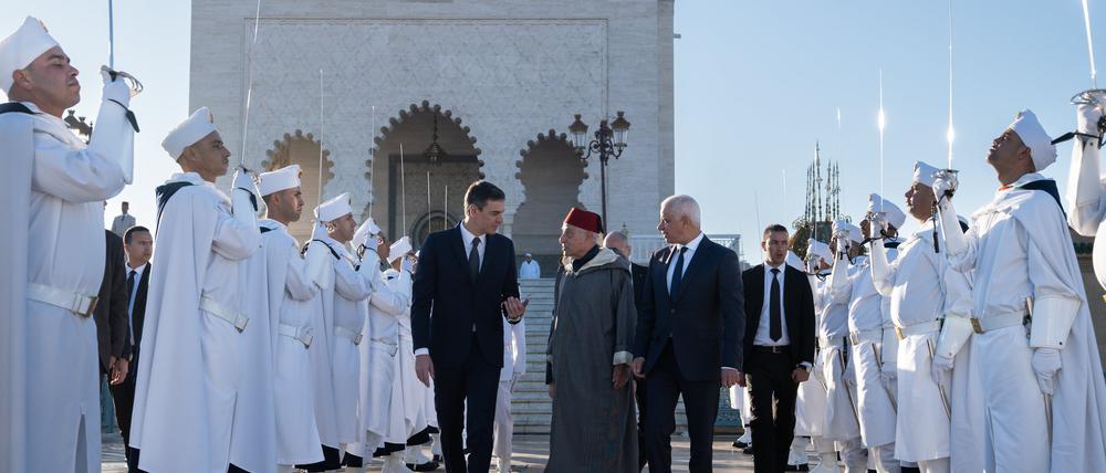 Pedro Sanchez (l.), Ministerpräsident von Spanien, mit Abdelhak Lamrini, Historiker des Königreichs Marokko und Sprecher des Königspalastes, und Khalid Ait Taleb, Minister für Gesundheit und sozialen Schutz von Marokko, beim Besuch des Mausoleums von Mohamed V. in Rabat. 